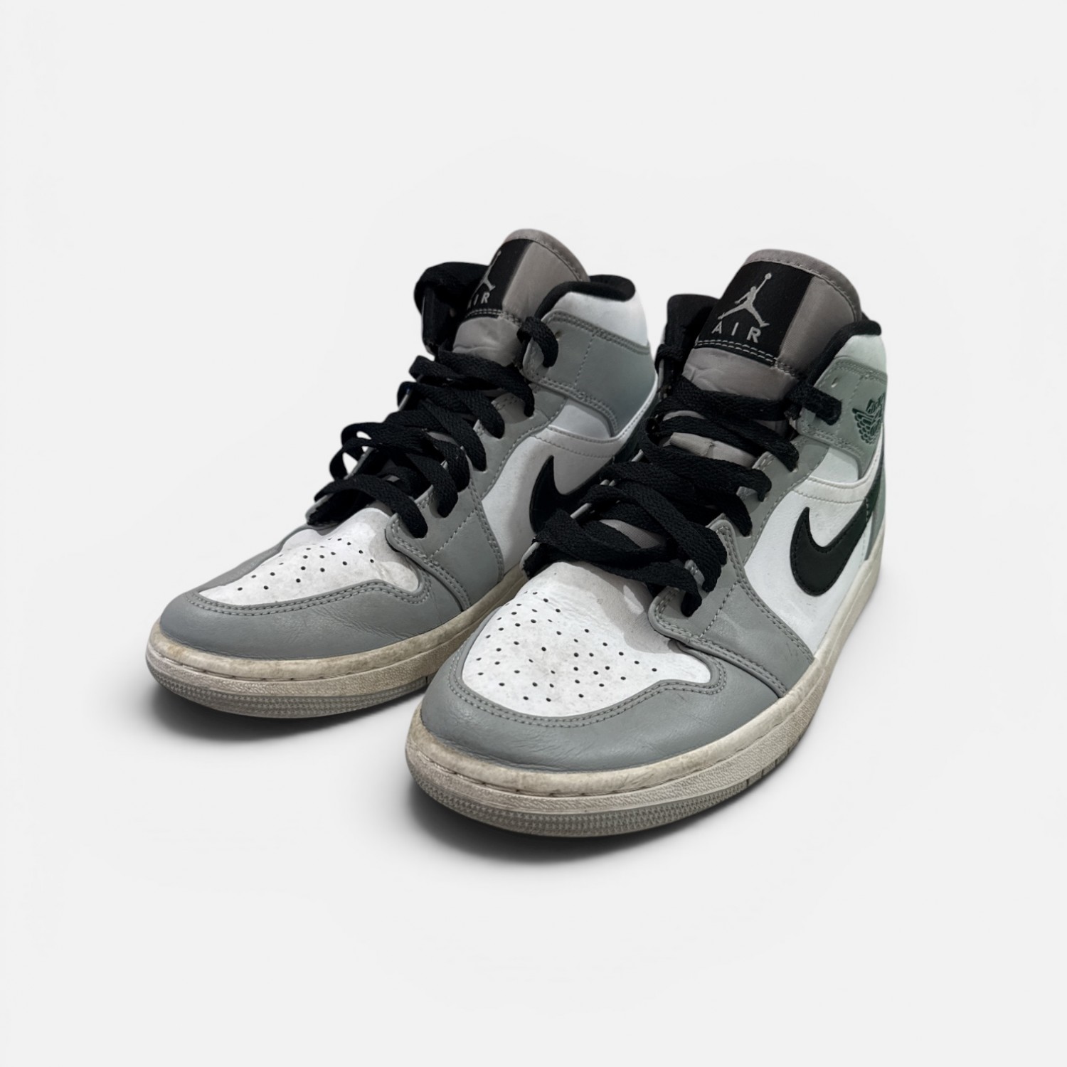 Air Jordan 1 Mid  / Pre-Owned