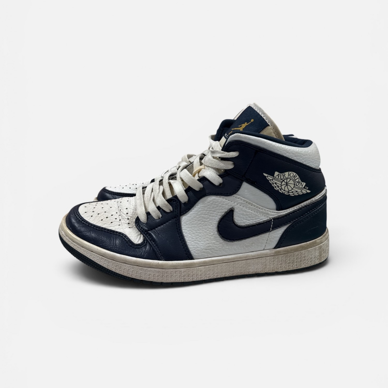 Nike Air Jordan 1 Mid  / Pre-Owned