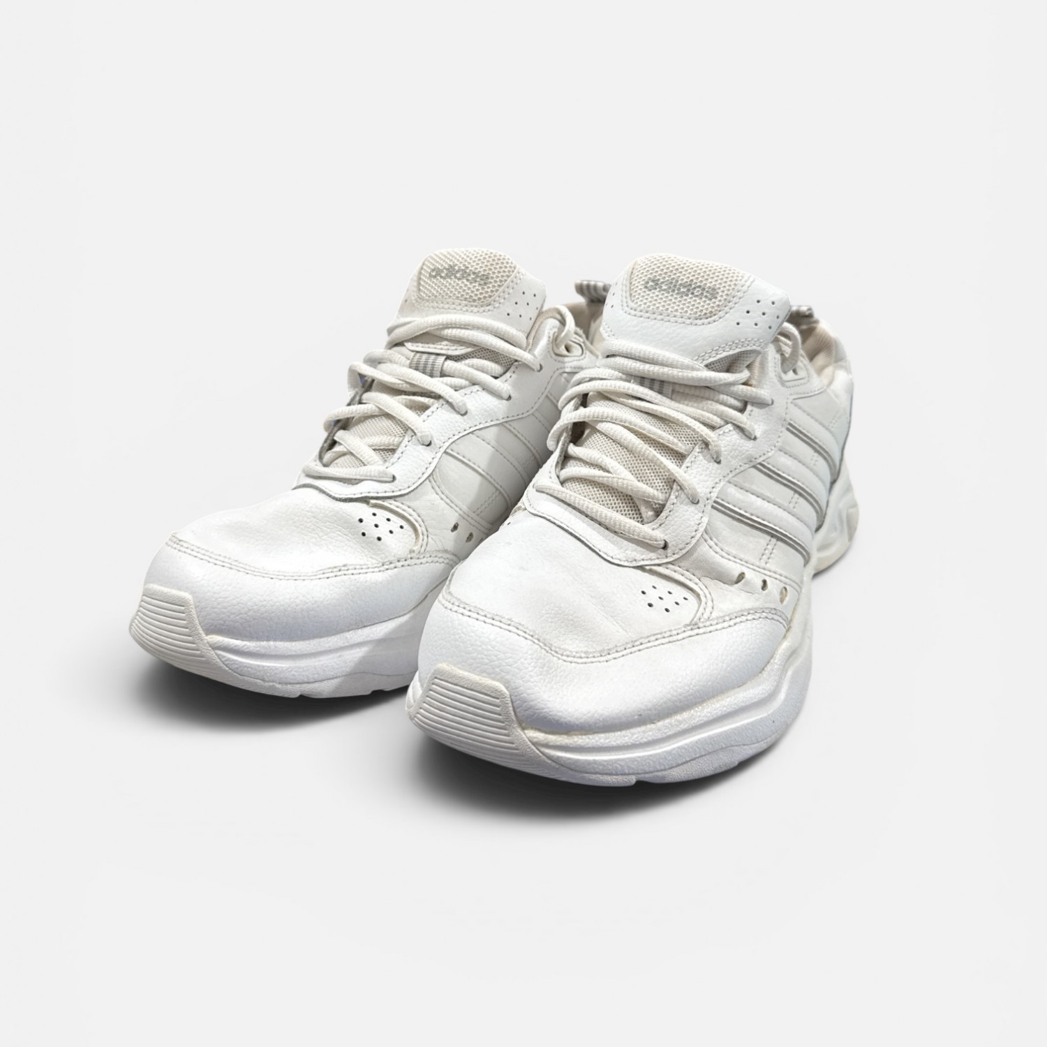 Adidas Strutter Triple White σε all-white / Pre-Owned