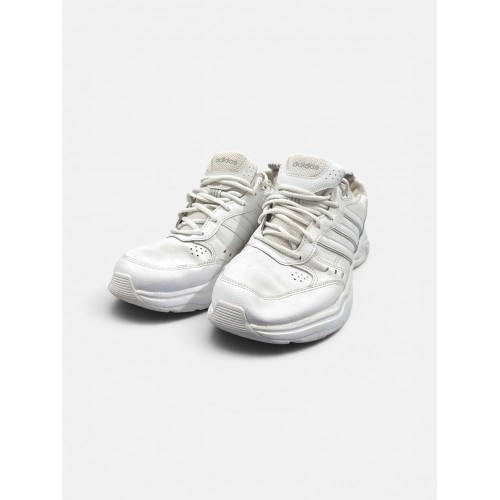 Adidas Strutter Triple White σε all-white