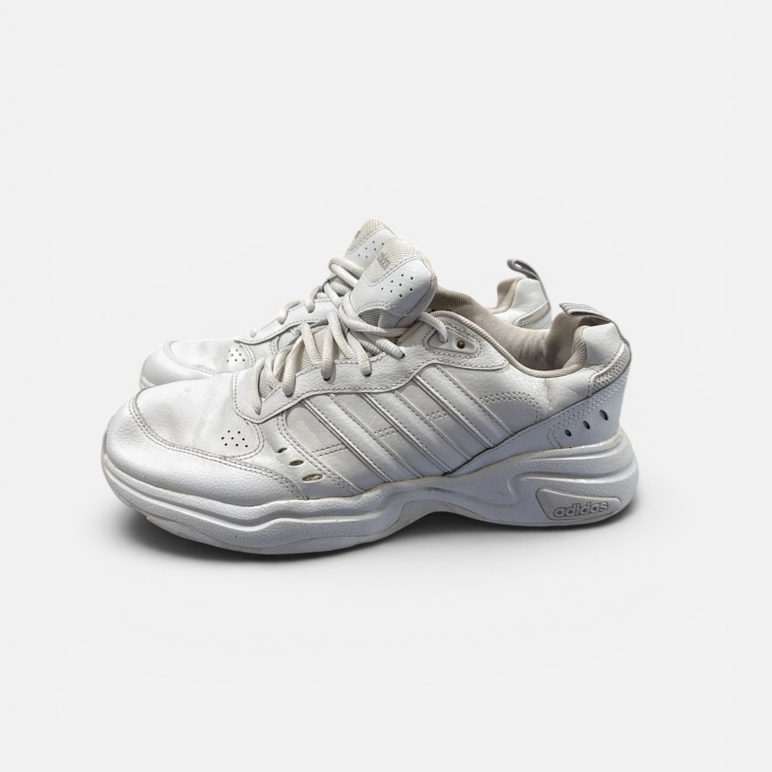 Adidas Strutter Triple White σε all-white / Pre-Owned