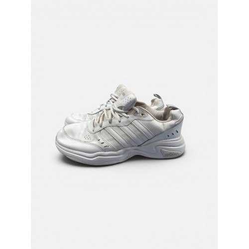Adidas Strutter Triple White σε all-white