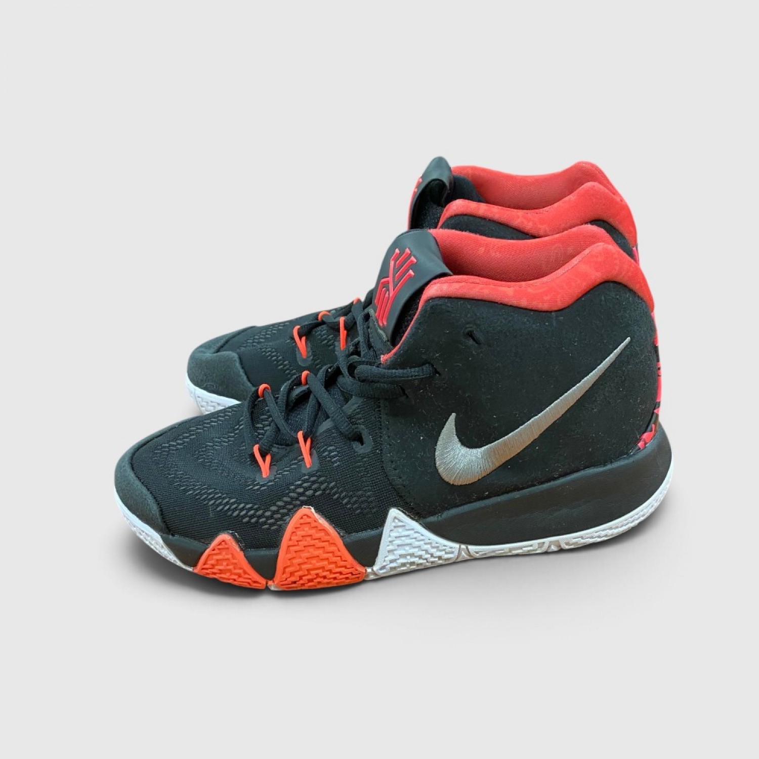 Nike Kyrie 4 / Pre-Owned