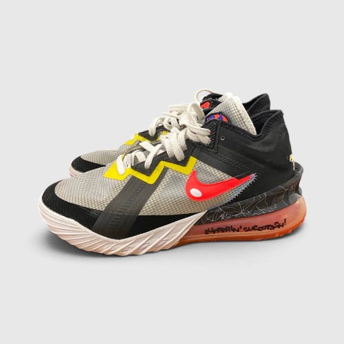 Nike Kyrie Low 3  / Pre-Owned