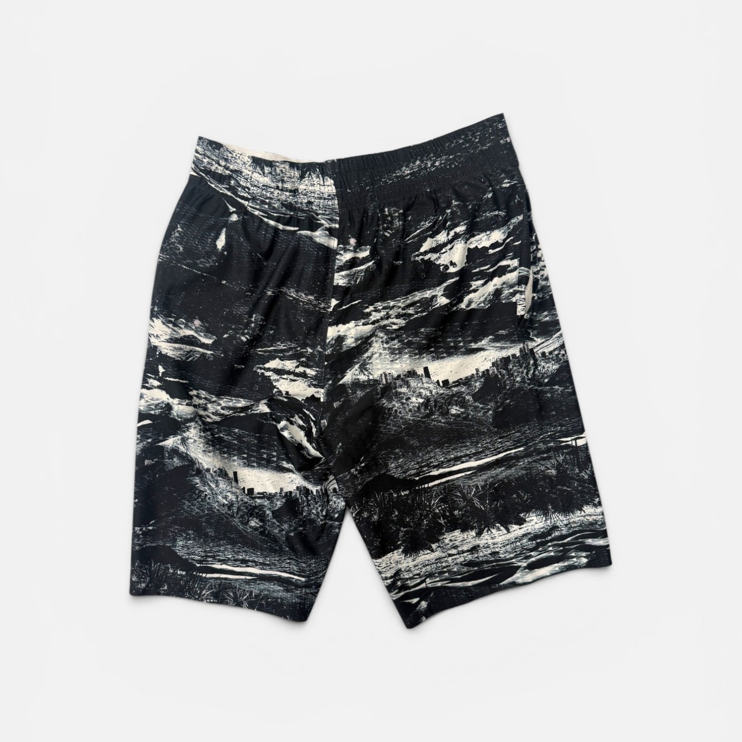 Μαύρη–Λευκή Βερμούδα με Landscape All-Over Print